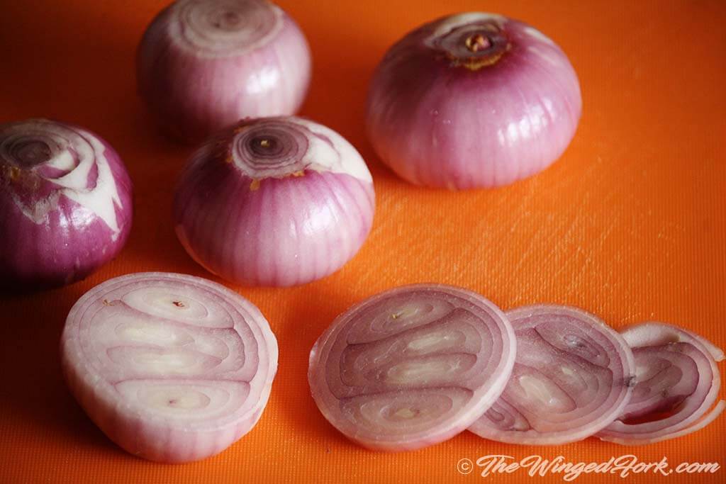 Slit the onion horizontally in thin slices.