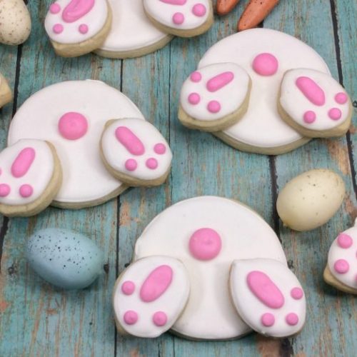 Sugar cookies shaped as bunny butts of white and pink colour.