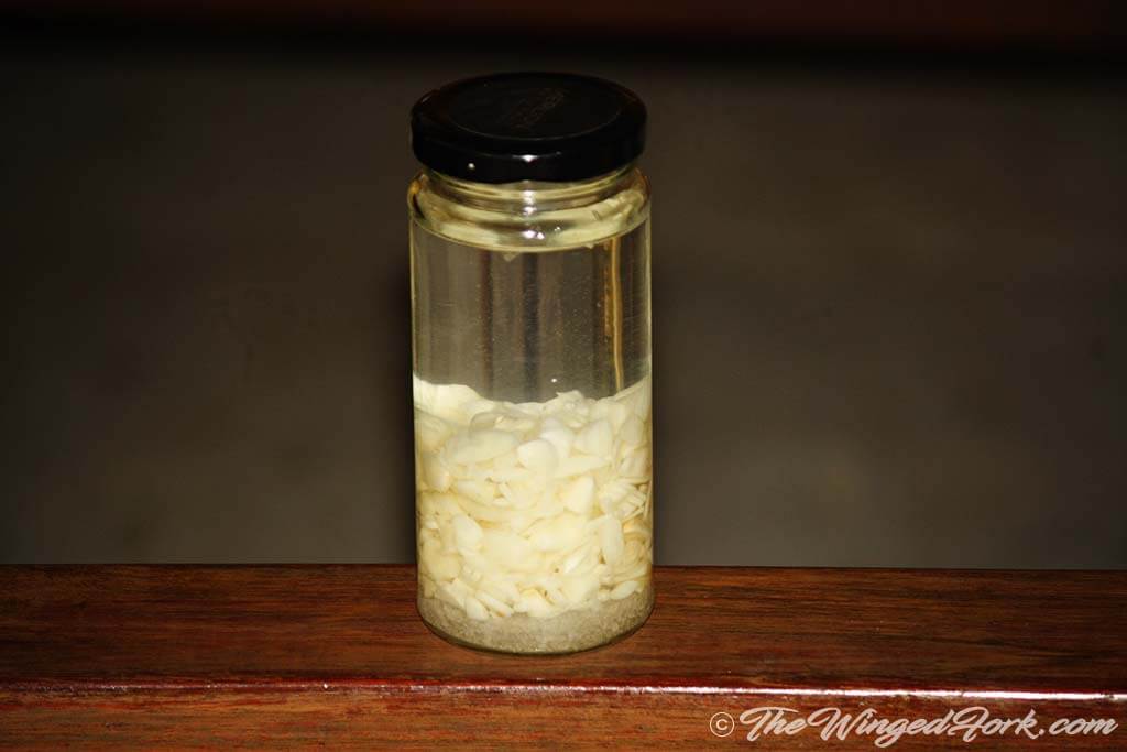 Store garlic sirka with water and vinegar in a glass jar.