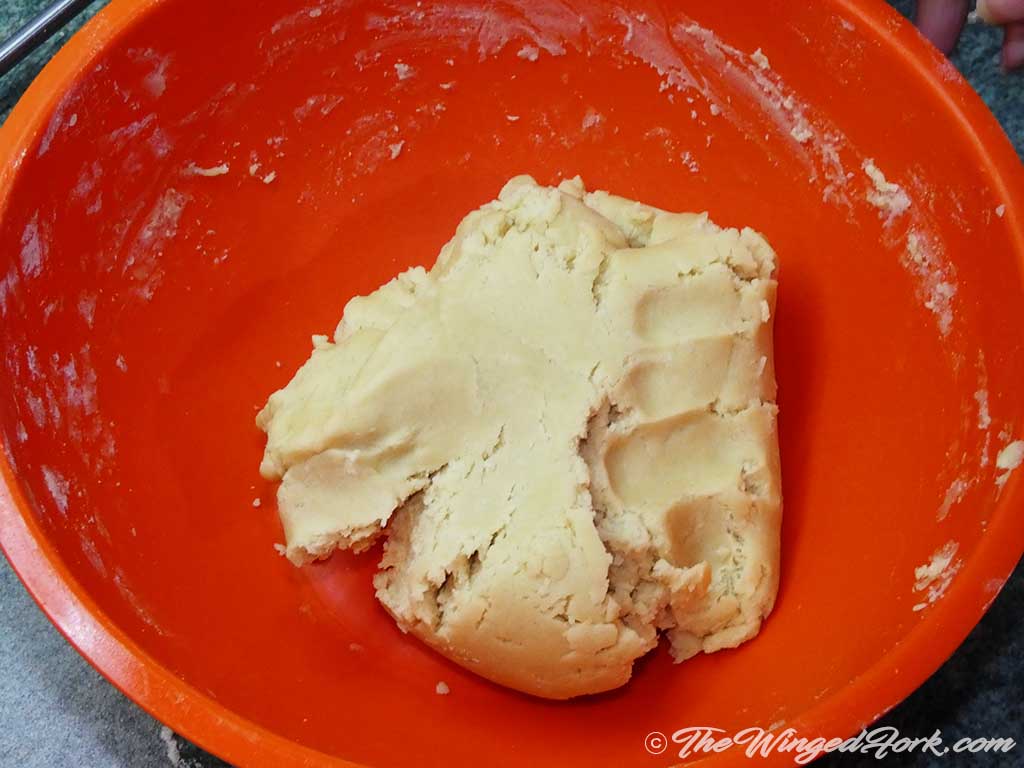 Knead the dough for the crust
