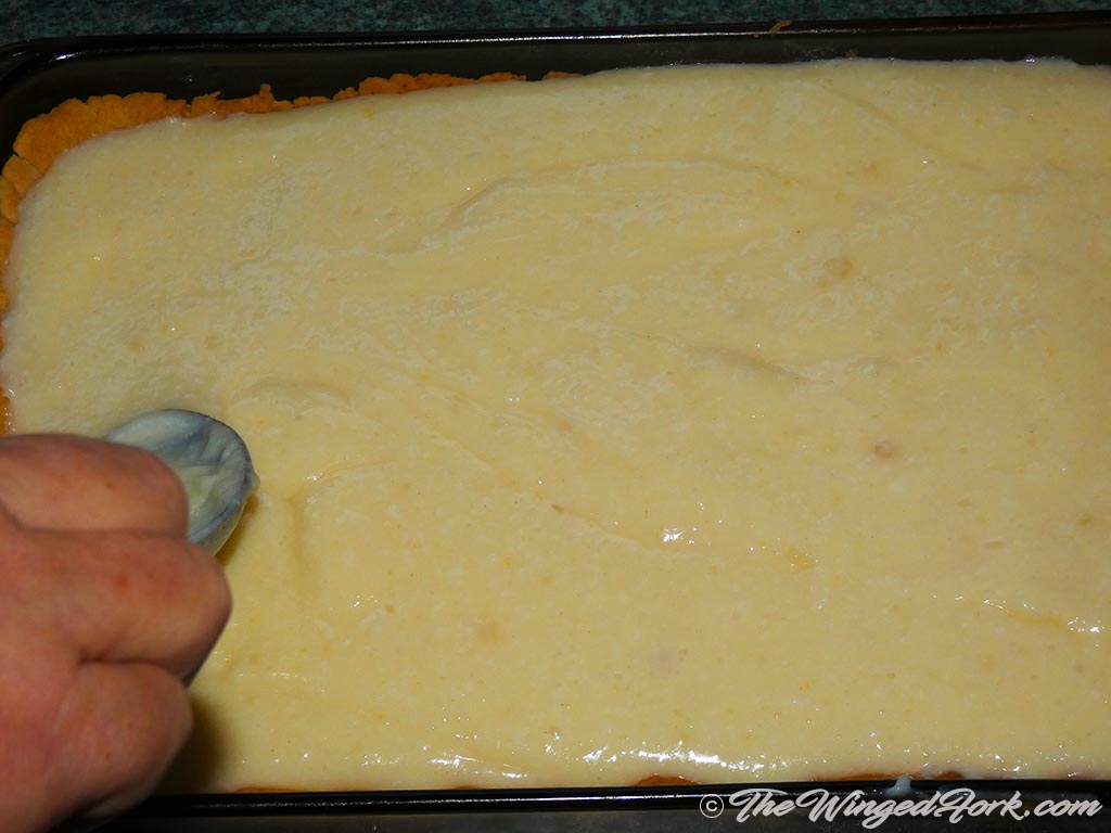 Add the creamy mixture to the tray with crust on the sides.