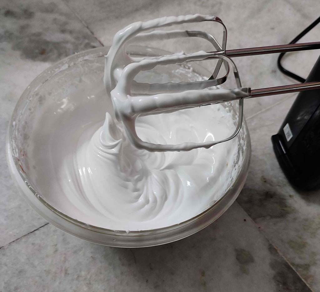Whip the cream with the blender for icing.