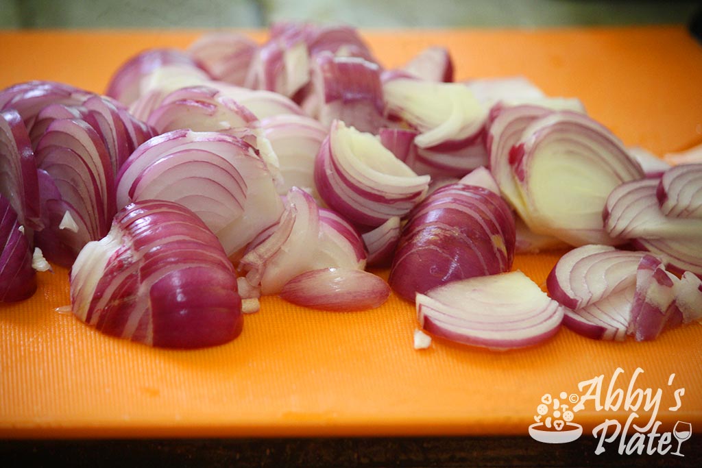 Chop the onions lenghtwise.