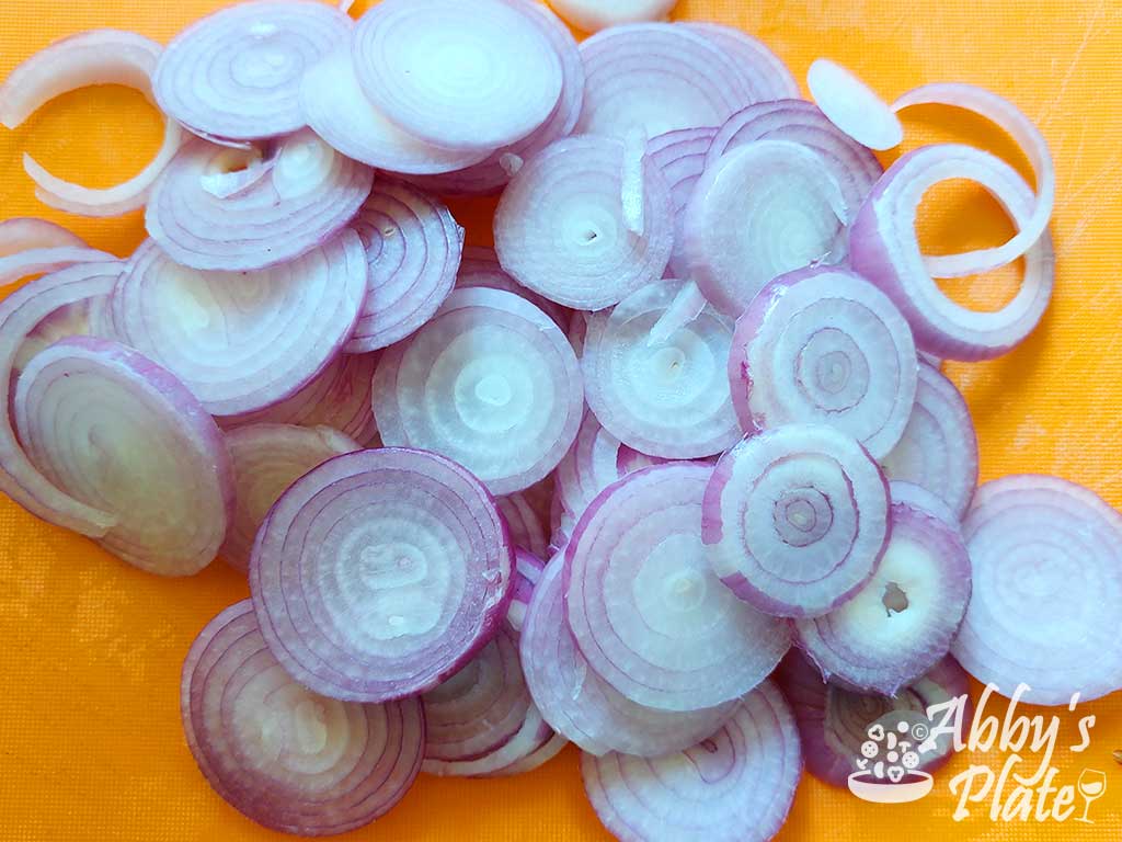 Onions cut in rings.